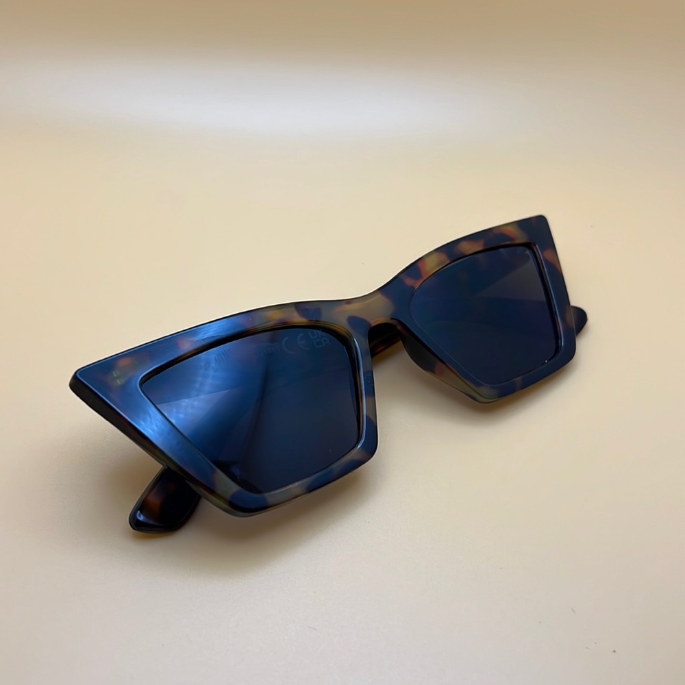 Classic Tortoise Shell Sunglasses With Black Pola… - image 1